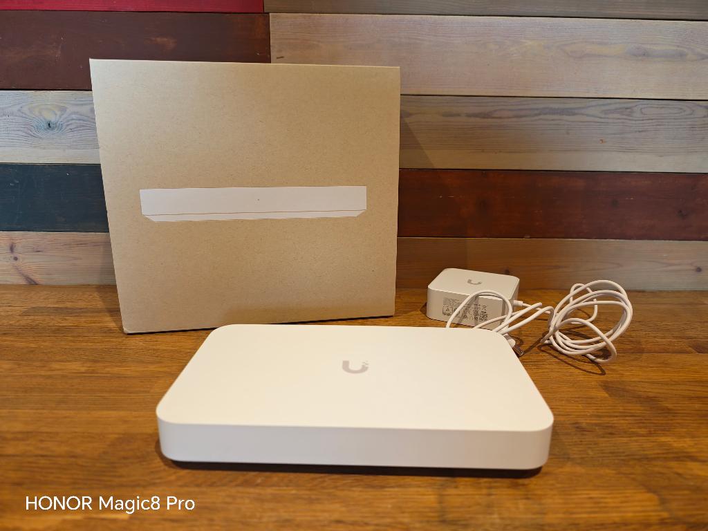 Ubiquiti Unifi UXG Fiber, Computers en Software, Routers en Modems, Zo goed als nieuw, Router, Ophalen of Verzenden