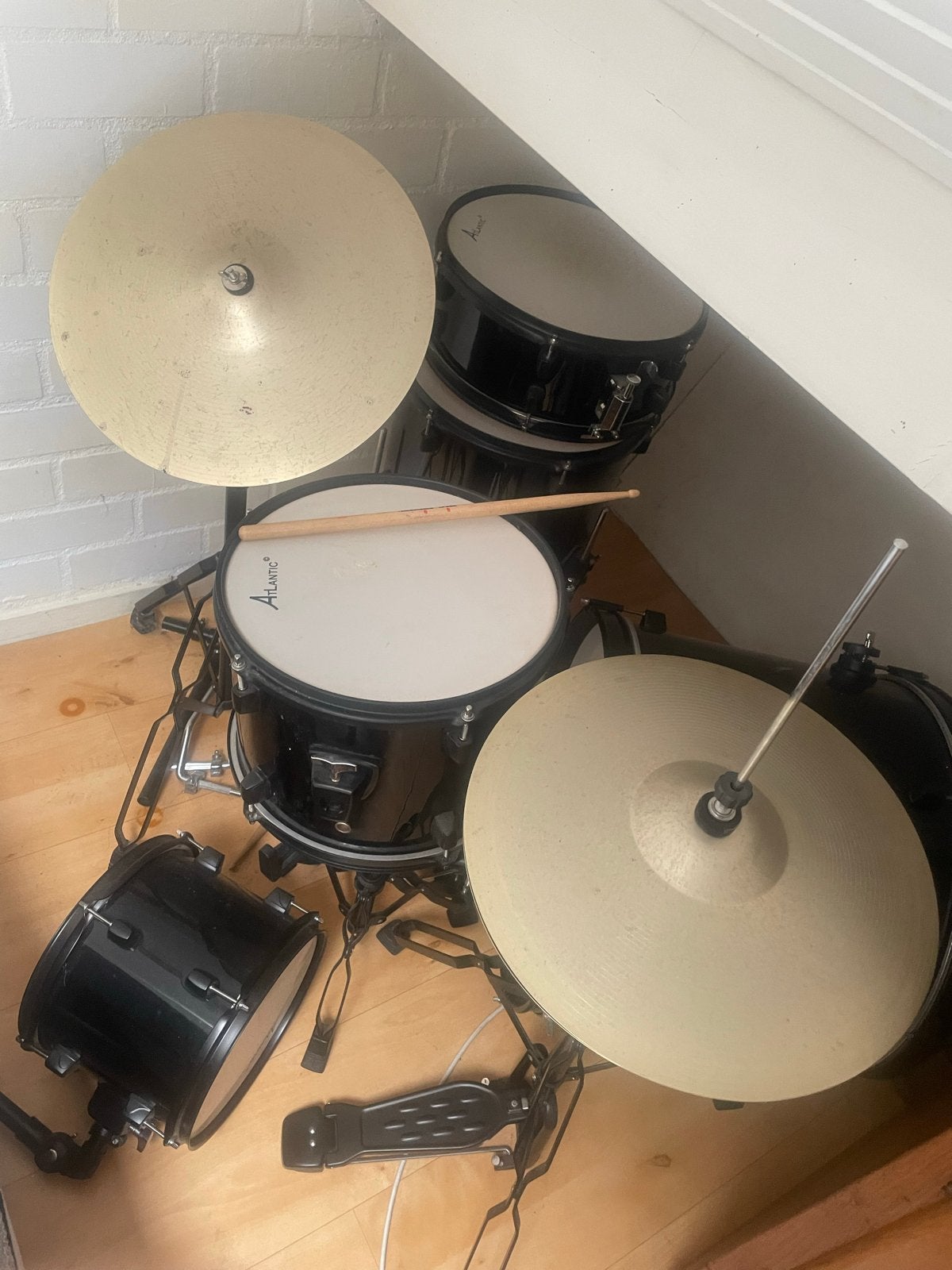 Zwart drumstel met bekkens en pedaal, Muziek en Instrumenten, Drumstellen en Slagwerk, Ophalen, Gebruikt, Overige merken