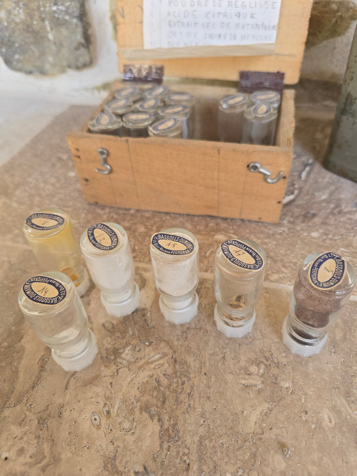 antieke apothekerskist uit Zuid Frankrijk vol met apothekers, Ophalen of Verzenden