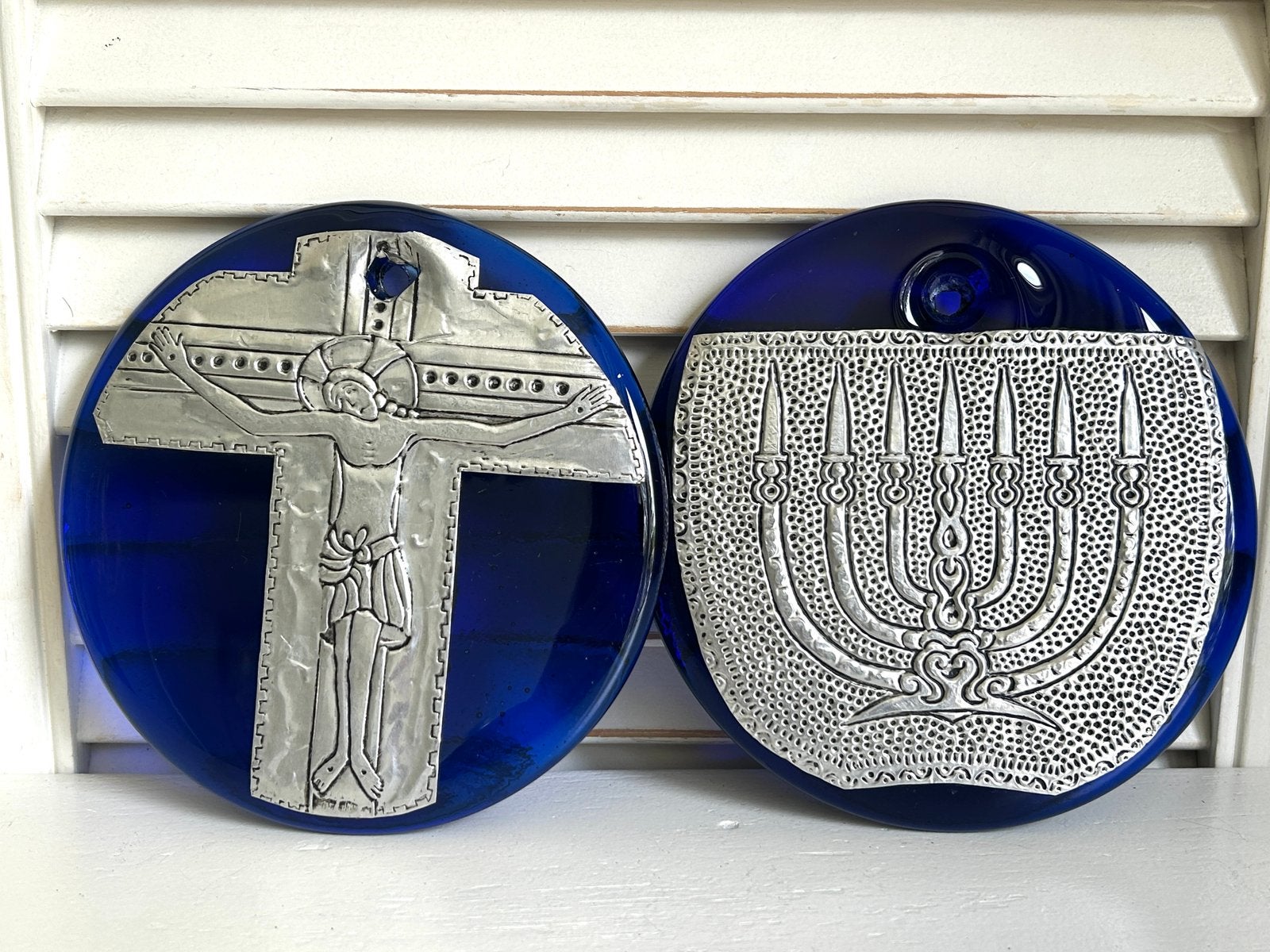 Twee blauw glazen wandhangers menorah en Jezus aan het kruis, Antiek en Kunst, Ophalen