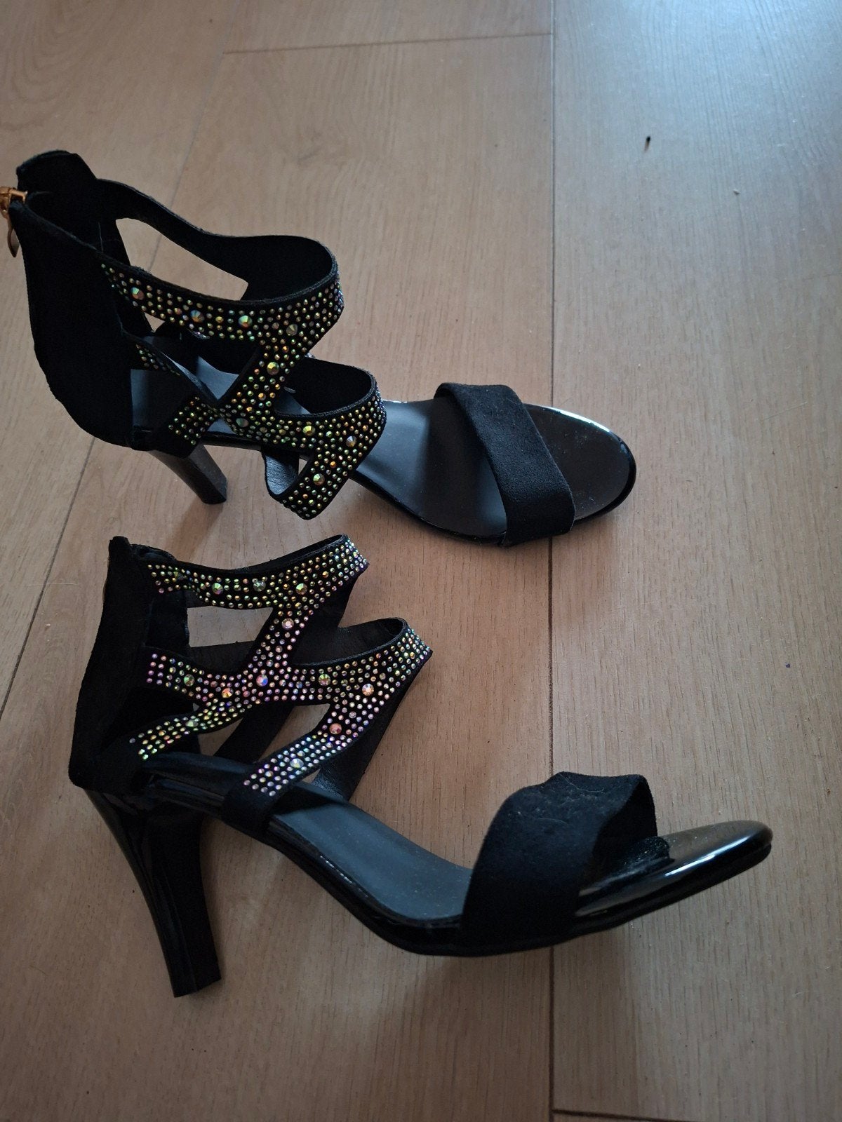 Mooie zwarte hakken met strass-steentjes Maat 38

Maat 38. H, Kleding | Dames, Ophalen, Zwart, Nieuw, Schoenen met hoge hakken