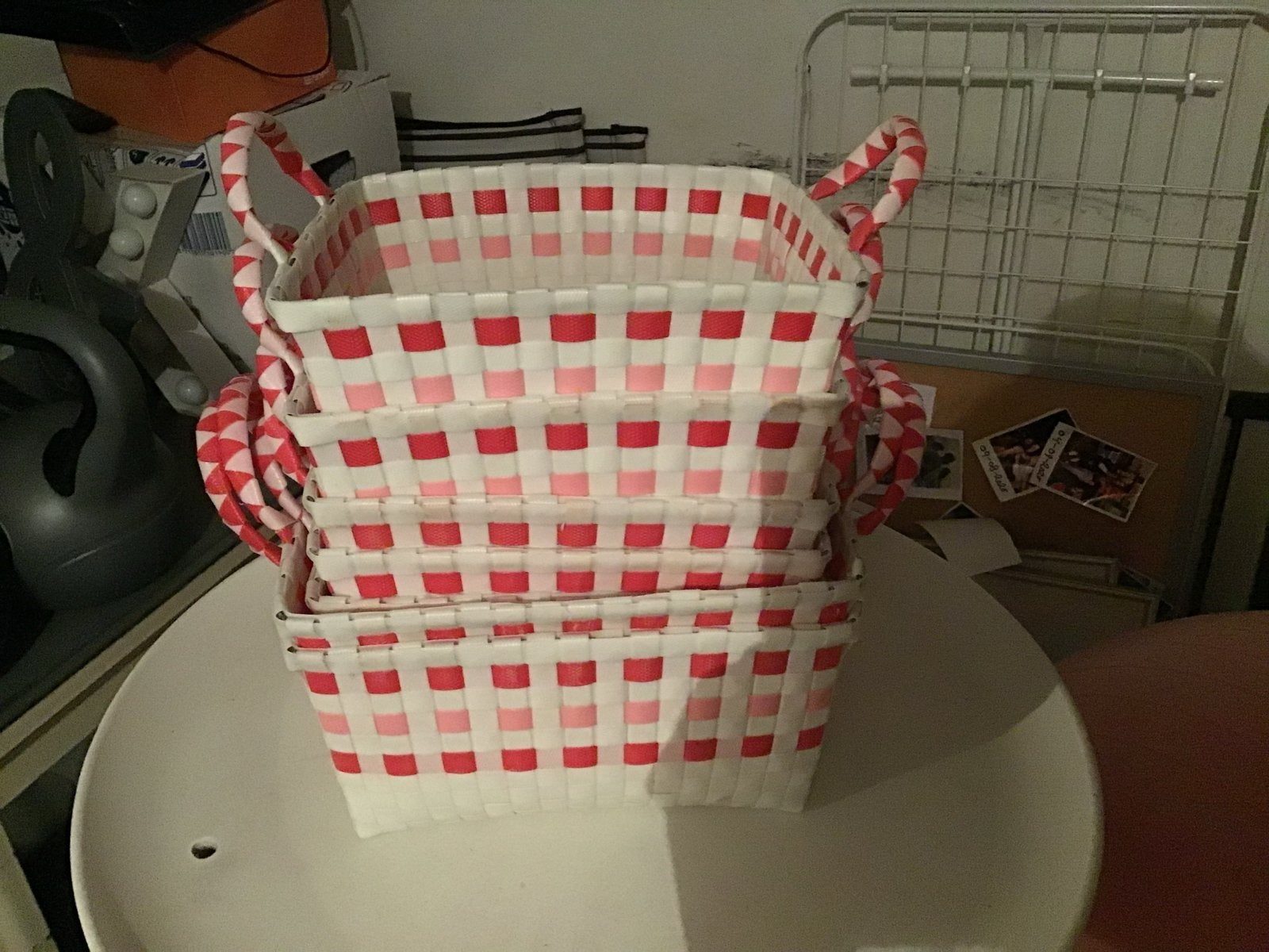 7 Opbergmandjes wit met rood/rose accent voor kinderkamer, Kunststof, Gebruikt, Mand, Ophalen of Verzenden