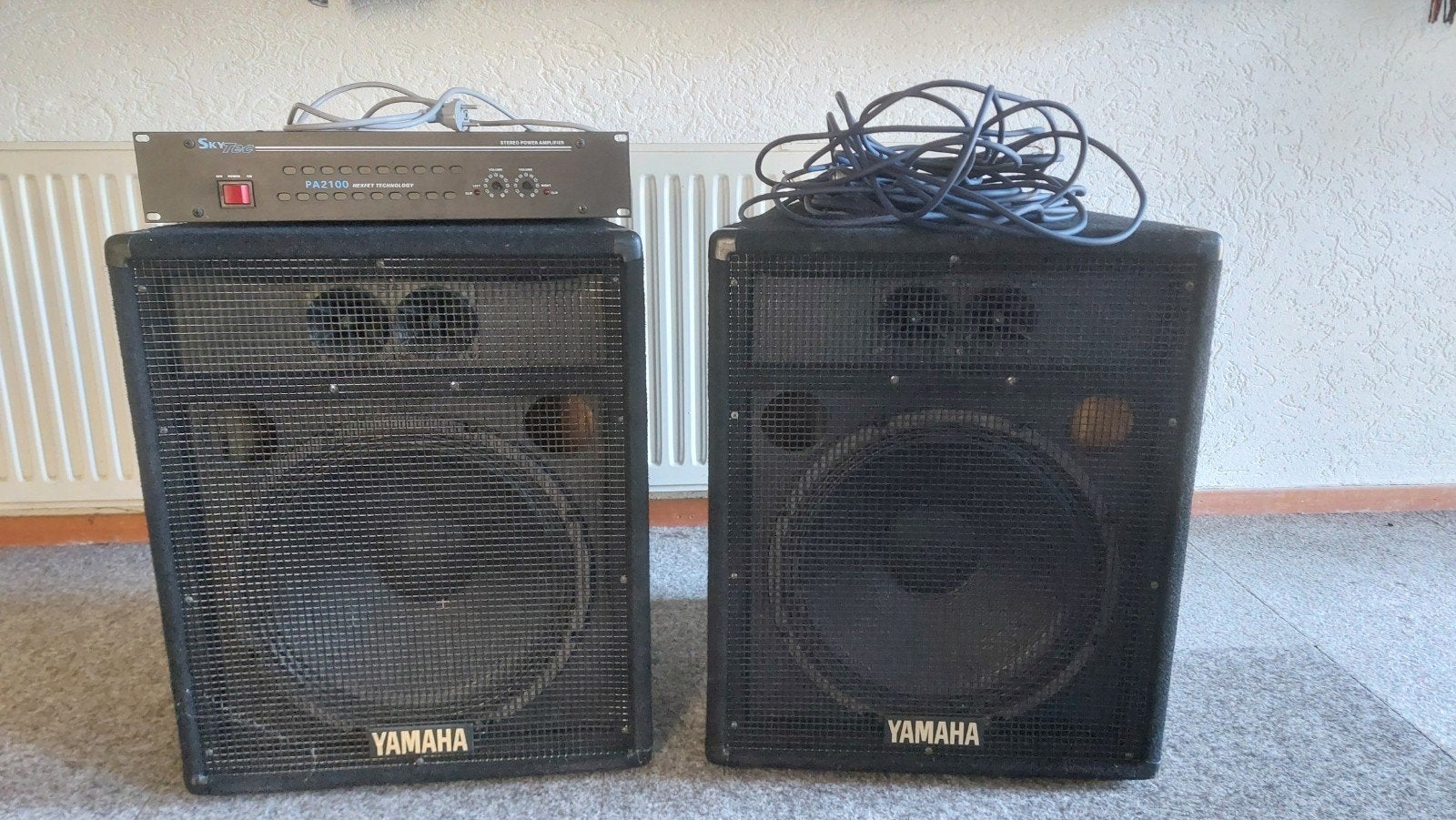Yamaha SV15 Speakerset met SkyTec PA2100 Versterker, Gebruikt, Inclusief kabels, Speakerset, Yamaha