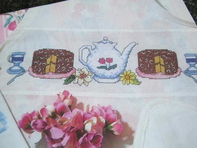 Borduurpatroon  Koffie / Thee pot met gebak  nr 8411, Hobby en Vrije tijd, Verzenden, Nieuw, Handborduren, Patroon