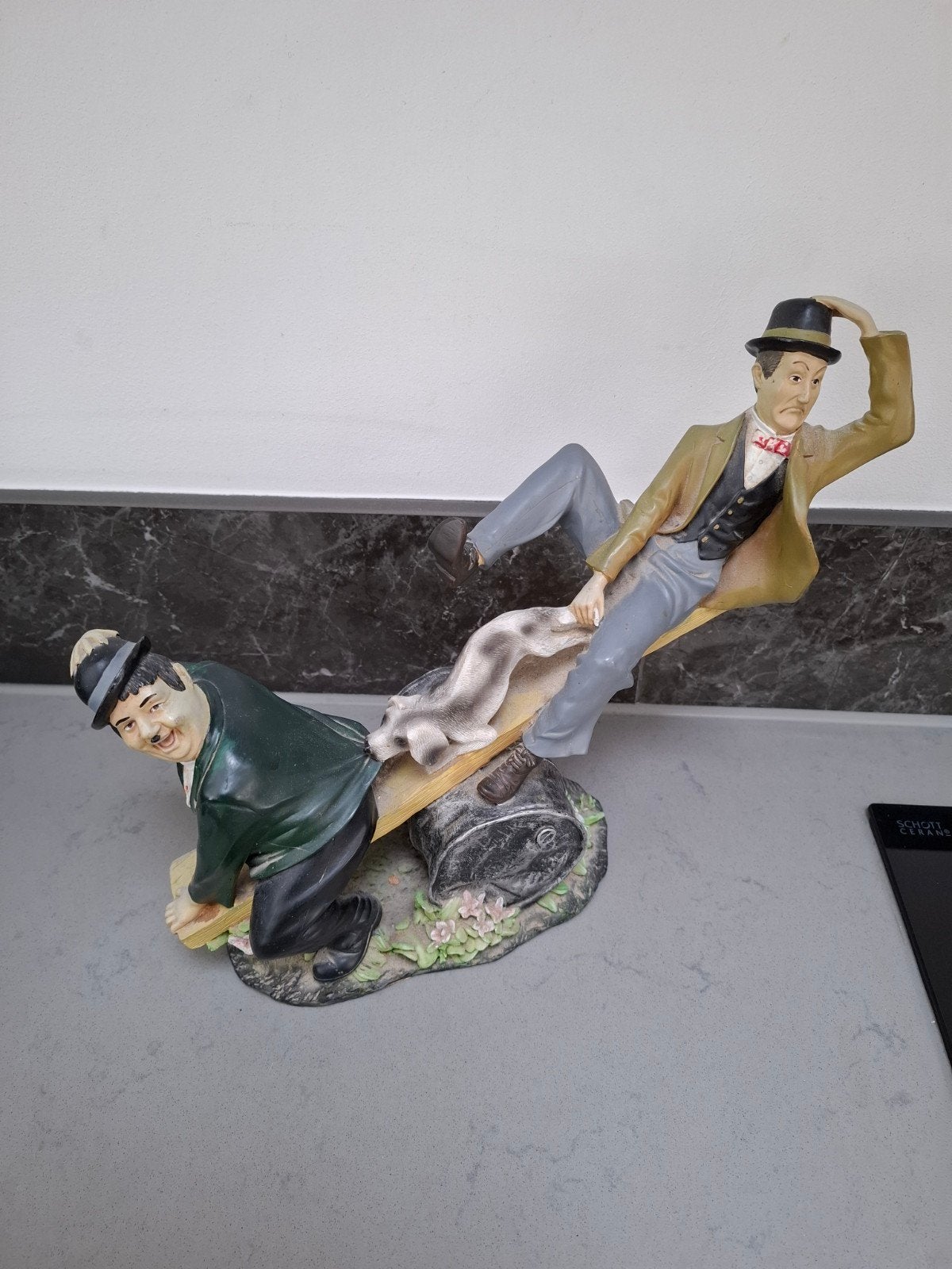 Beeldje Laurel & Hardy op wip met hond, Verzamelen, Beelden en Beeldjes, Ophalen of Verzenden, Gebruikt, Mens