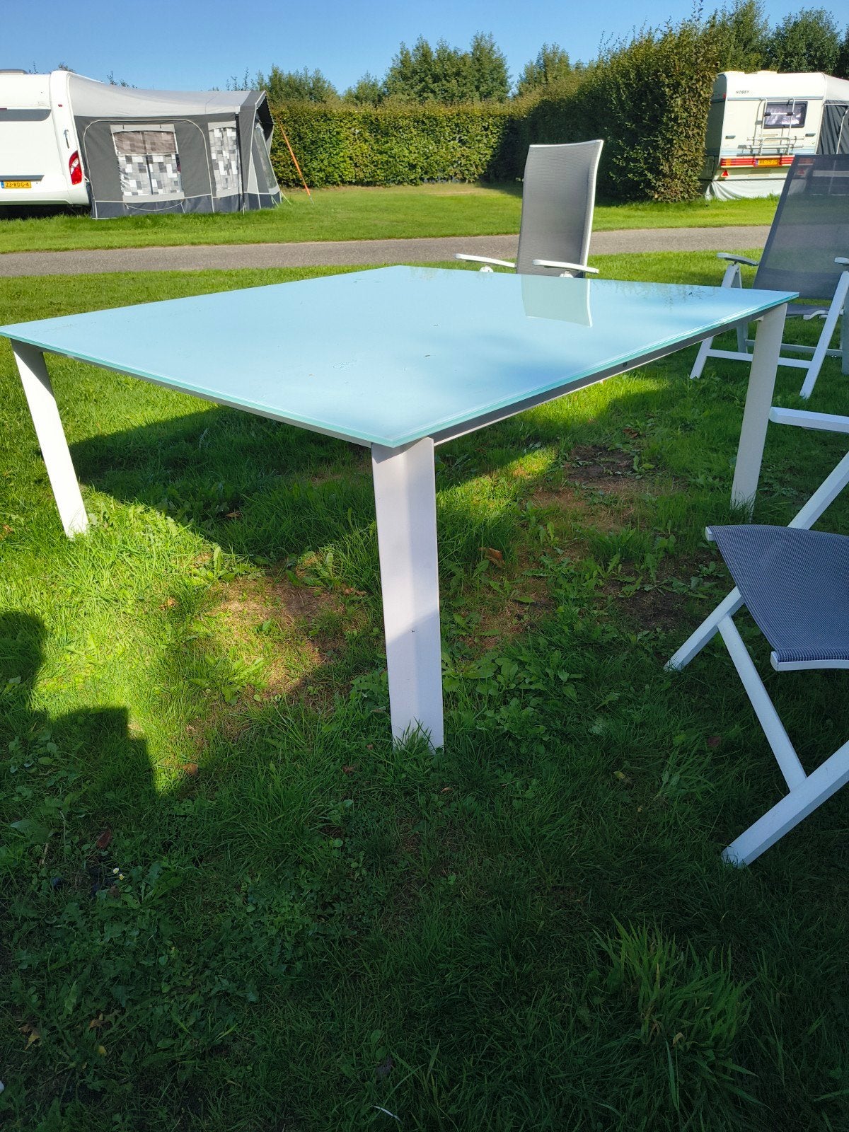 Grote witte tuintafel met glasplaat voor 8 personen, Ophalen of Verzenden, Gebruikt, Rechthoekig, Aluminium