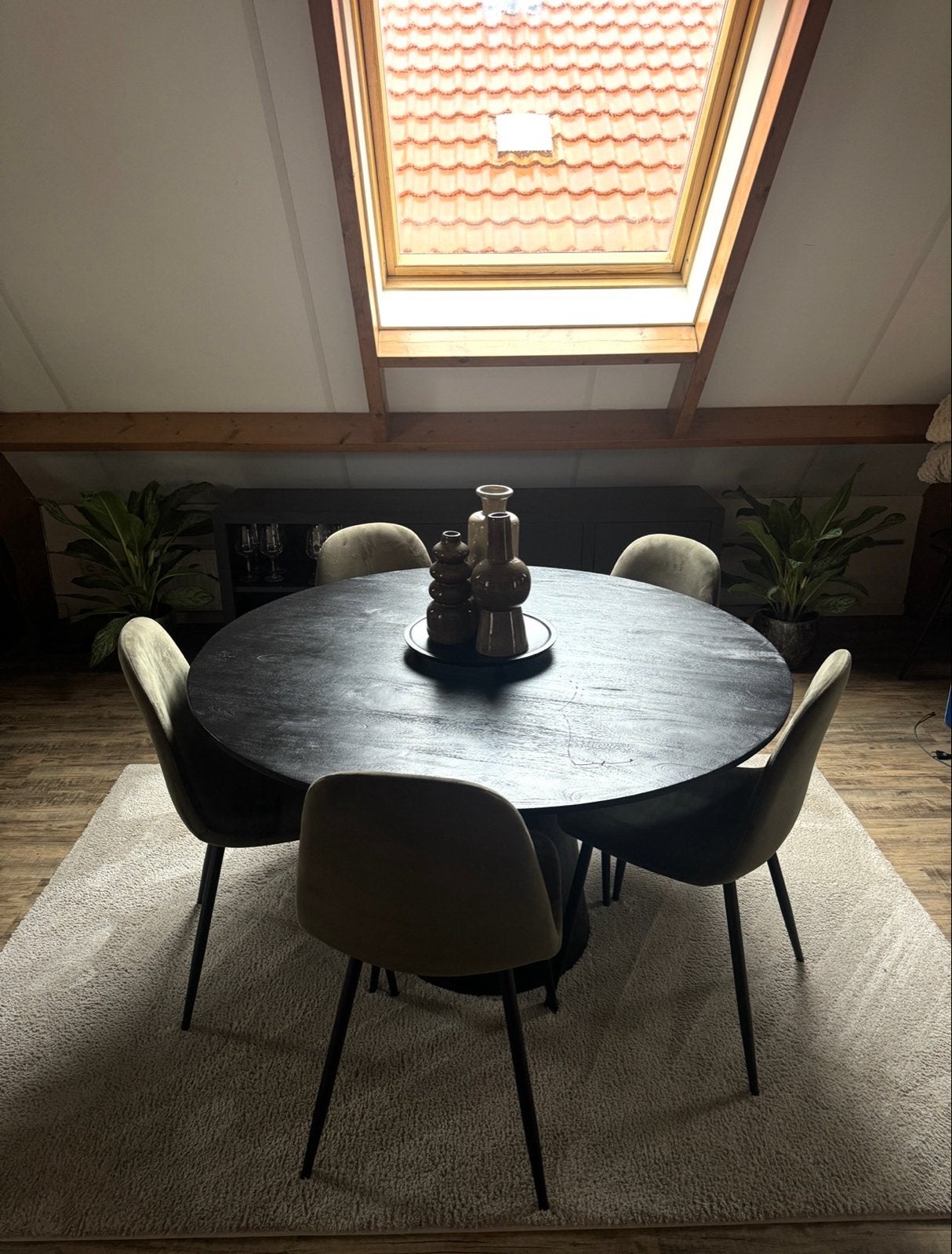 Ronde eettafel met 5 stoelen - Zwart hout en groene stof, Huis en Inrichting, Tafels | Eettafels, 100 tot 150 cm, Rond, Ophalen of Verzenden
