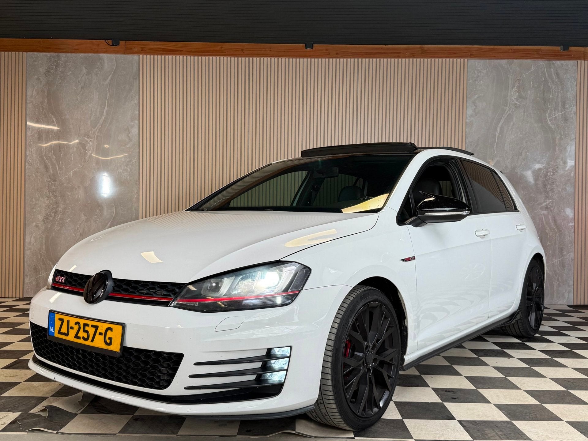 Volkswagen Golf 2.0 TSI GTI Nwe Apk Akra Carplay Pano Keyles, Auto's, 1998 cc, Gebruikt, 4 cilinders, Wit