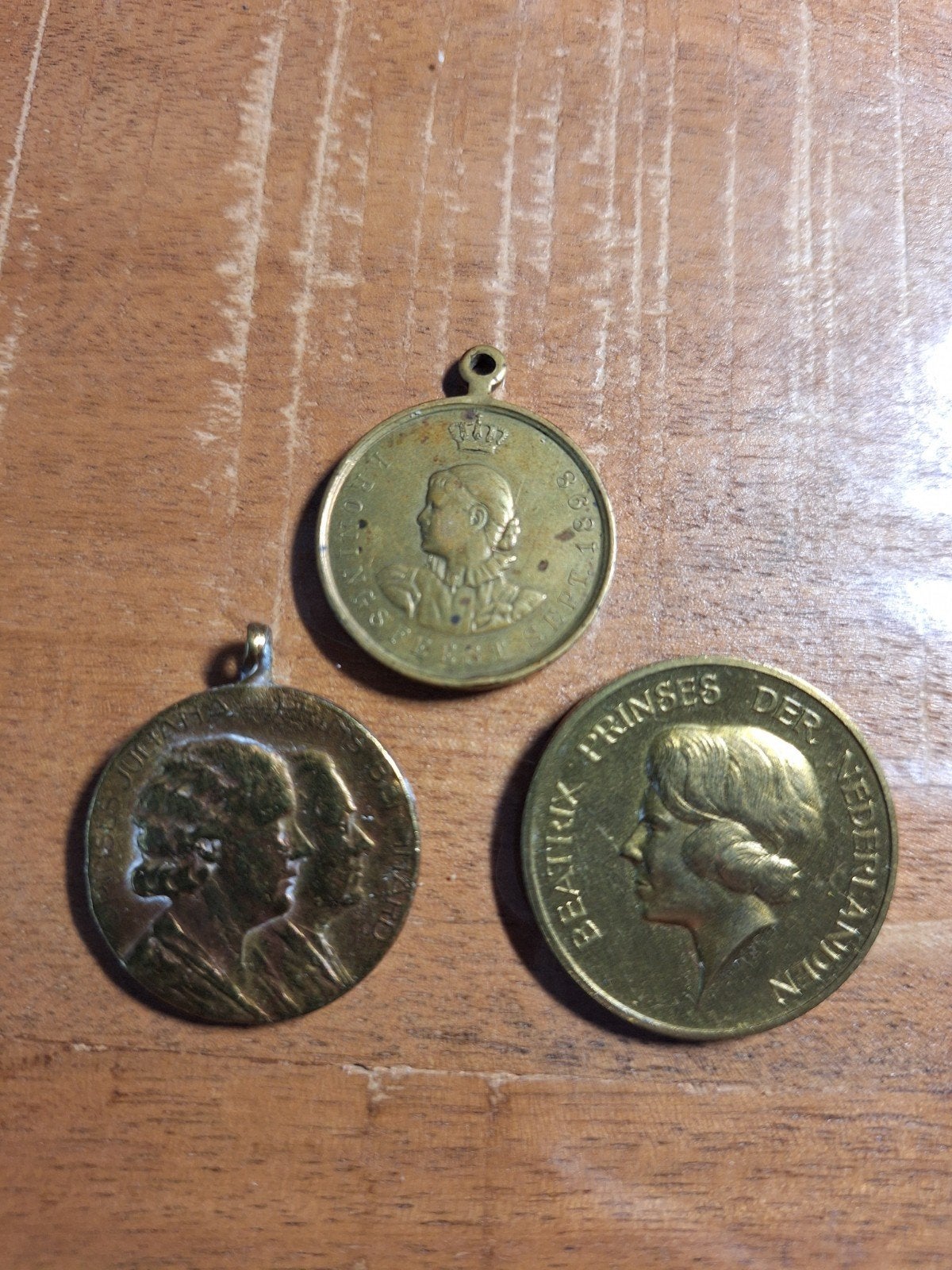 3 Koninklijke penningen: Wilhelmina, Juliana & Beatrix, Ophalen of Verzenden, Brons