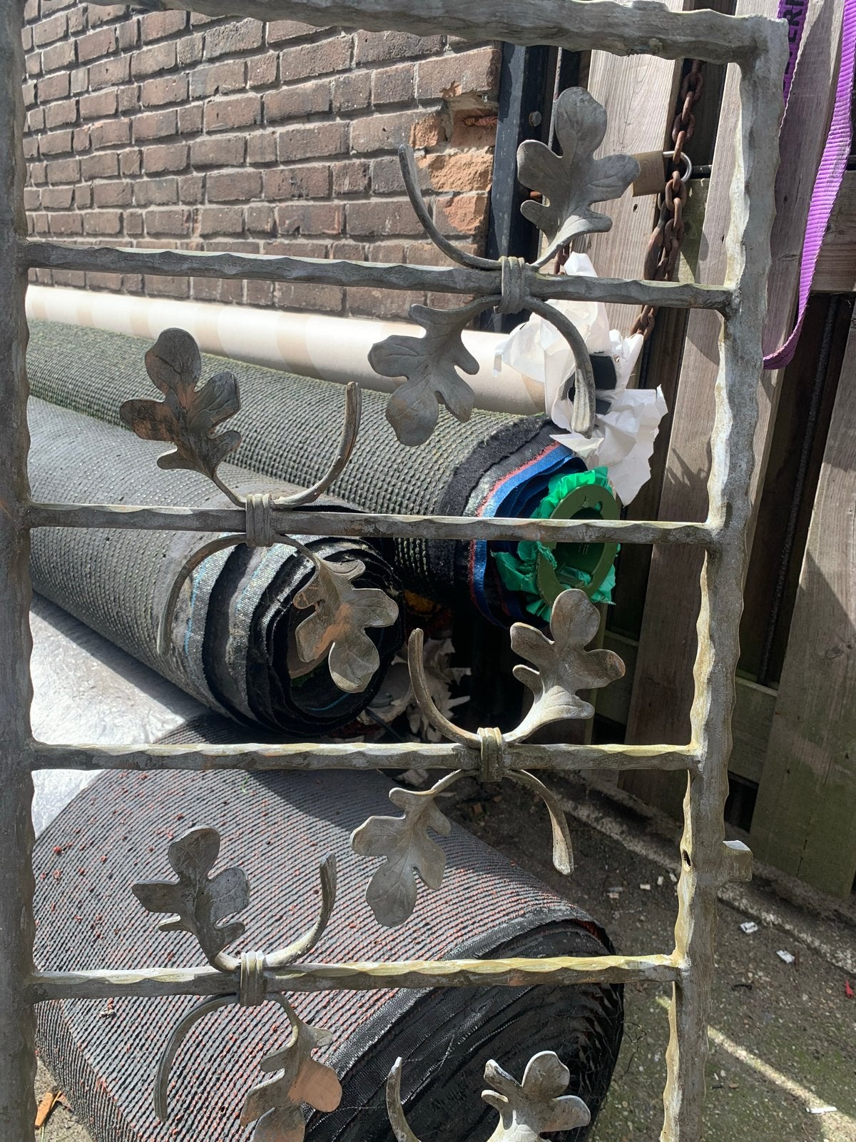 Decoratief smeedijzeren raamwerk met bladmotief, Ophalen