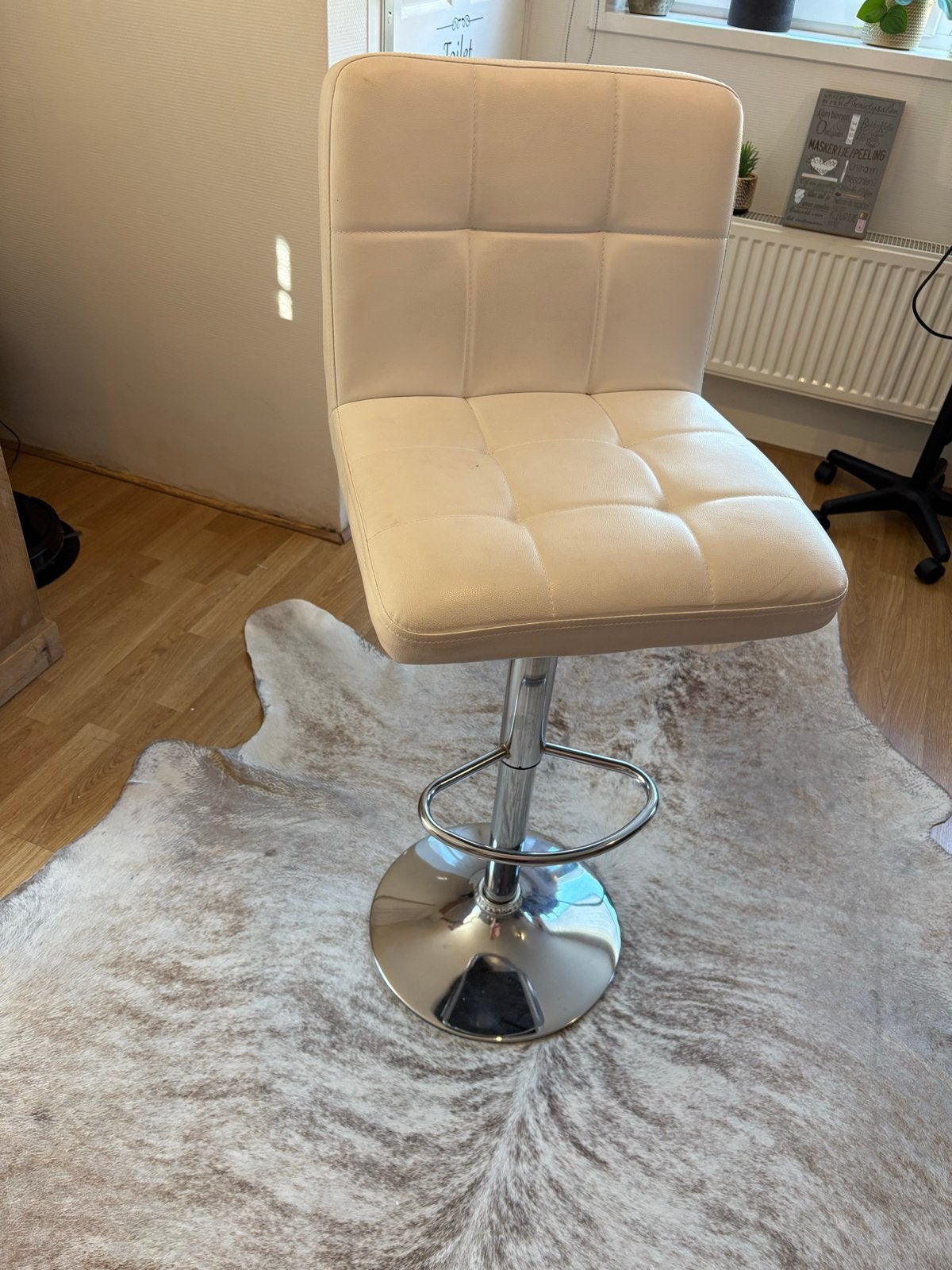 Moderne beige witte barkruk - In hoogte verstelbaar, Ophalen, Kunststof, In hoogte verstelbaar, Zo goed als nieuw