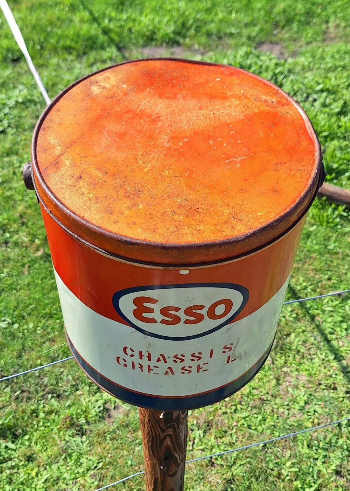 Vintage Esso Chassisvet emmer 35lb, jaren '50 petroliana️⛽️, Reclamebord, Gebruikt, ., Ophalen of Verzenden