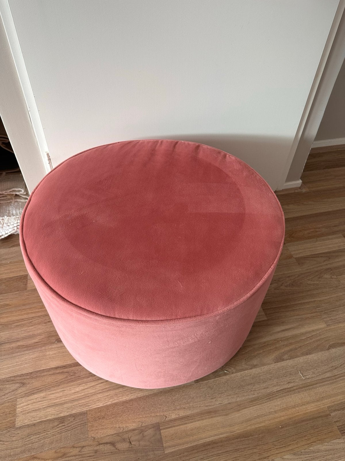Roze fluwelen poef - WOOOD Sara, Huis en Inrichting, Ophalen, Gebruikt, Rond, Minder dan 50 cm
