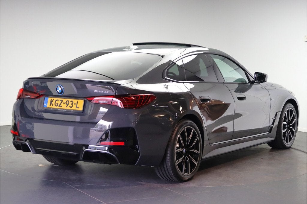 BMW i4 eDrive35 Gran Coupé M Sport / Schuif-kanteldak / Ada, Auto's, BMW, Achterwielaandrijving, Zwart, Met garantie (alle), 435 min