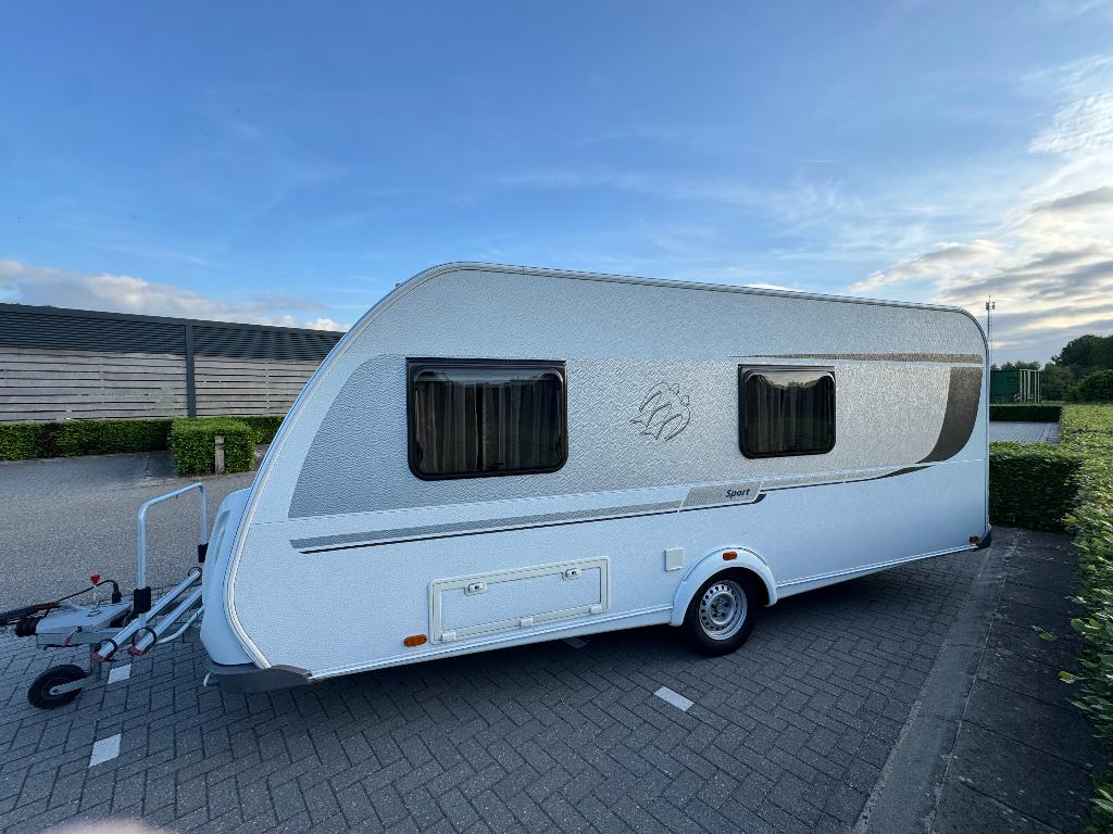 Knaus Sport 500 FDK caravan met 3-persoons stapelbed + airco, Omvormbare zithoek, Kachel, 7 tot 8 meter, Treinzit