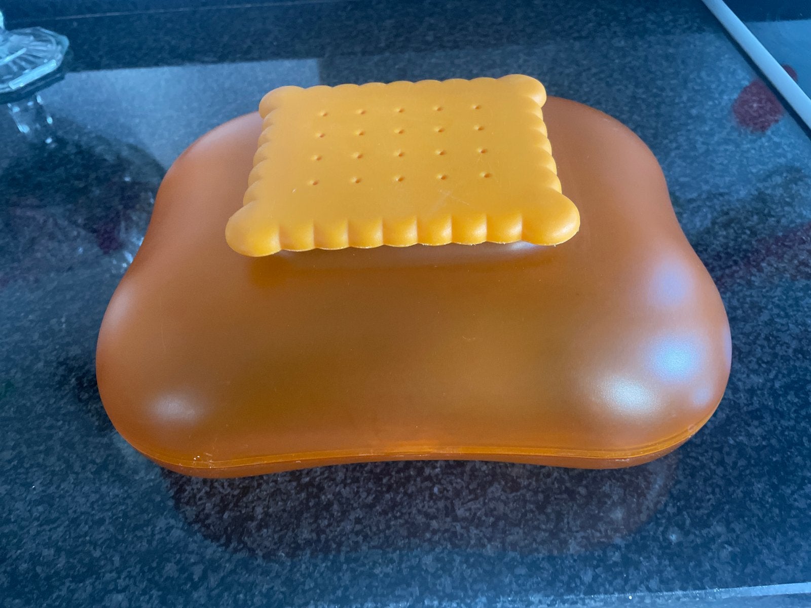 Leuke koekjesdoos in de vorm van een koekje, Ophalen, Kunststof, Zo goed als nieuw, Broodtrommel