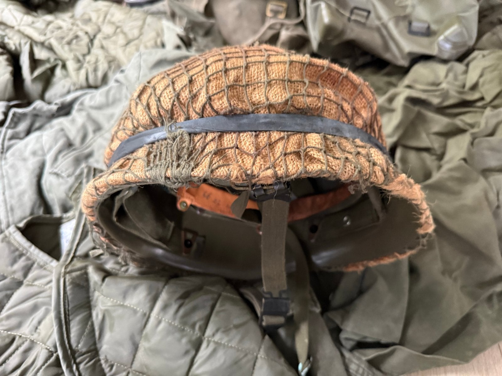 Militaire Plunjebaal uit 1988 met helm, kleding en schoenen, Ophalen of Verzenden, Landmacht, Nederland, Helm of Baret