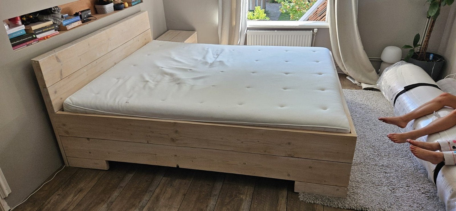 Tweepersoons houten bed; 200 x 160; boxspring ombouw,, Huis en Inrichting, Slaapkamer | Bedden, Ophalen, Wit, Tweepersoons, Zo goed als nieuw