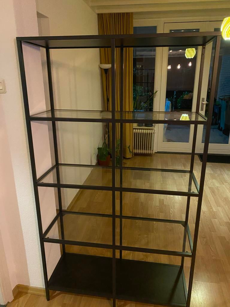 IKEA VITTSJÖ Kast zwart met glazen panelen, Huis en Inrichting, Kasten | Vitrinekasten, Ophalen, Met plank(en), 50 tot 100 cm