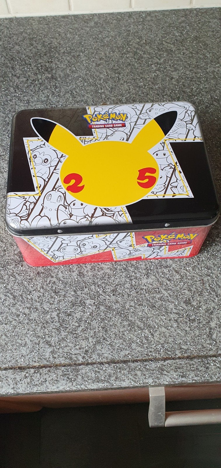 Pokémon 25th Anniversary Collectors Chest met 15 Holo's NM, Ophalen of Verzenden, Nieuw, Overige typen, Foil