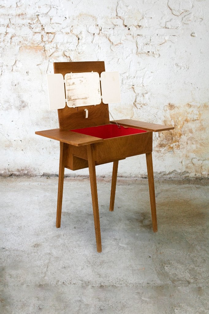 Vintage houten vanity kaptafel met rood velours bekleding, Ophalen, Gebruikt, Mid-Century modern, Onbekend