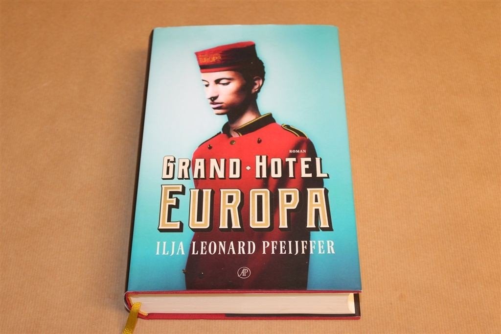 Grand Hotel Europa — Pfeijffer, Roman, 25e Druk 2021, Boeken, Literatuur, Ophalen of Verzenden, Zo goed als nieuw