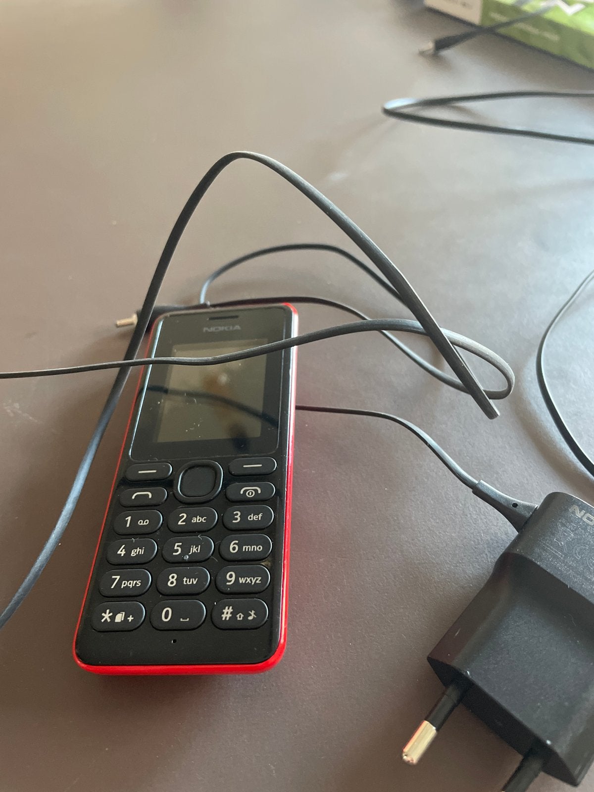 Nokia klassieke telefoon - Rood/Zwart, Gebruikt, Geen camera, Fysiek toetsenbord, Ophalen of Verzenden