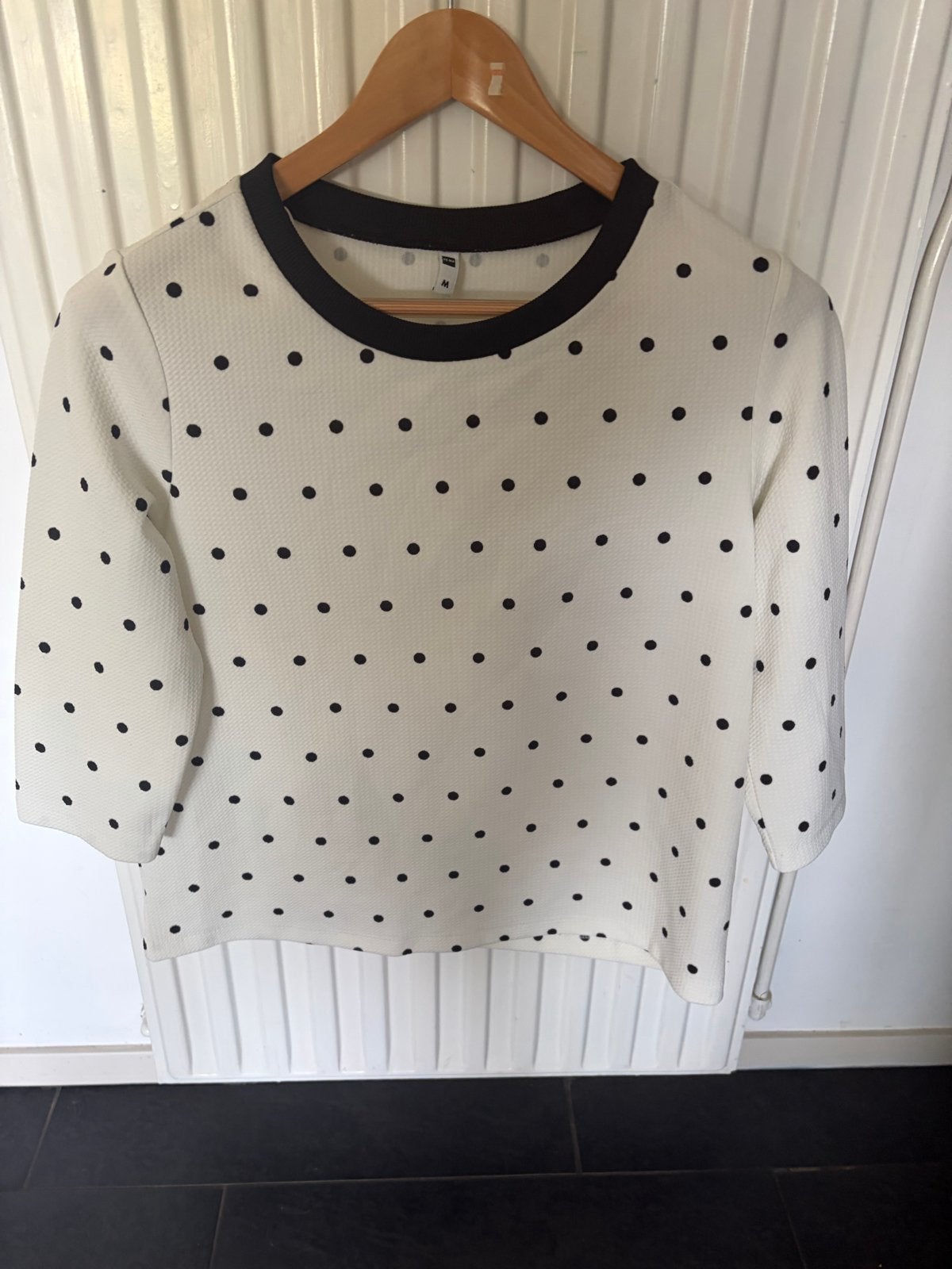 Hema Witte Top met Zwarte Polkadots - Maat M, Maat 38/40 (M), Wit, Ophalen of Verzenden, Zo goed als nieuw