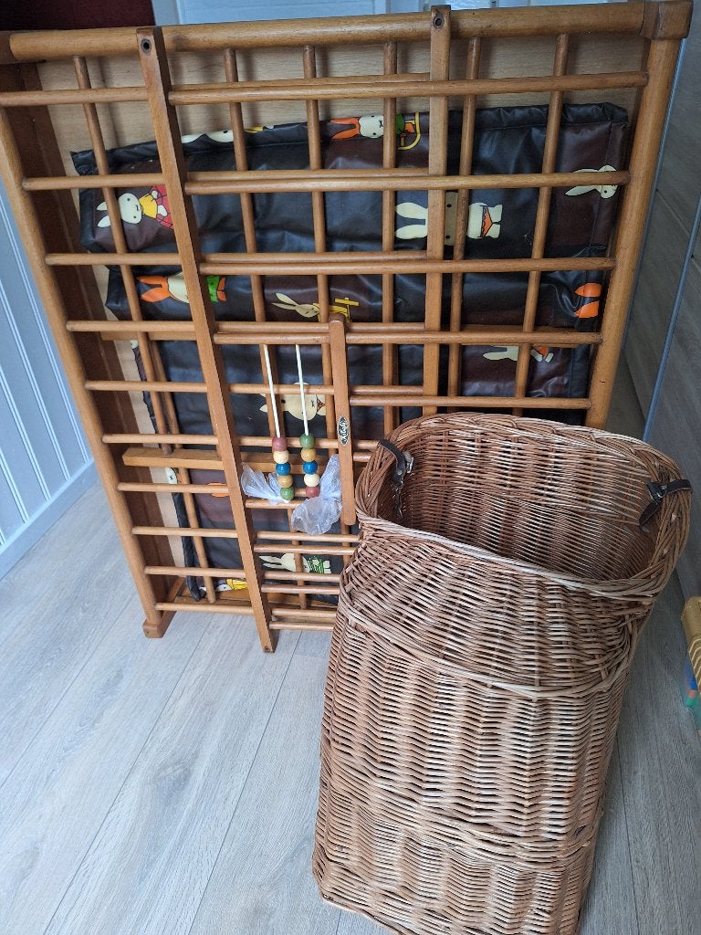 Houten box en een rieten fietsmand., Ophalen, Gebruikt