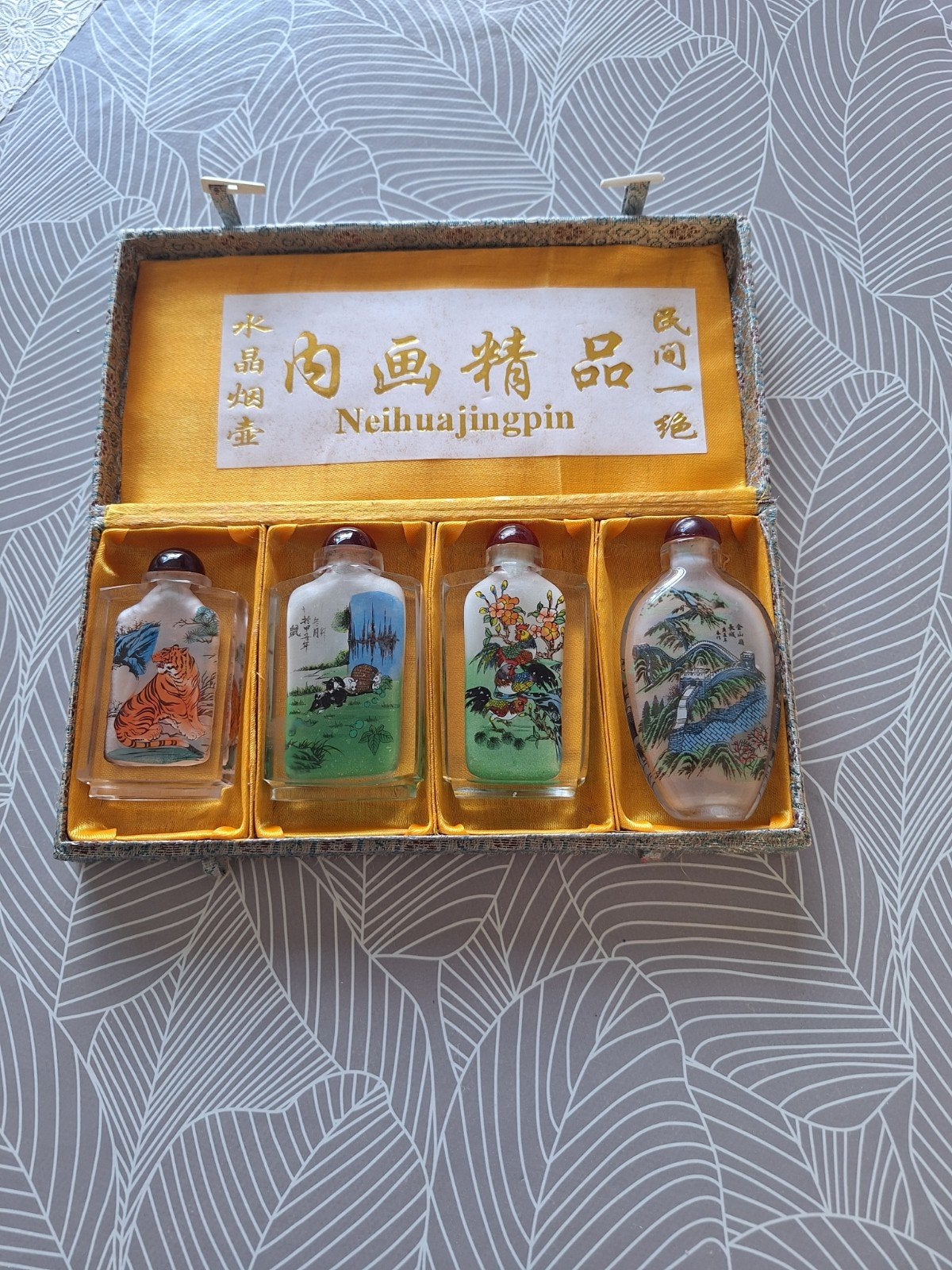 Chinese snuifflesjes ("snuff bottles") doos met 4 flesjes, Verzamelen, Verzenden, Gebruikt
