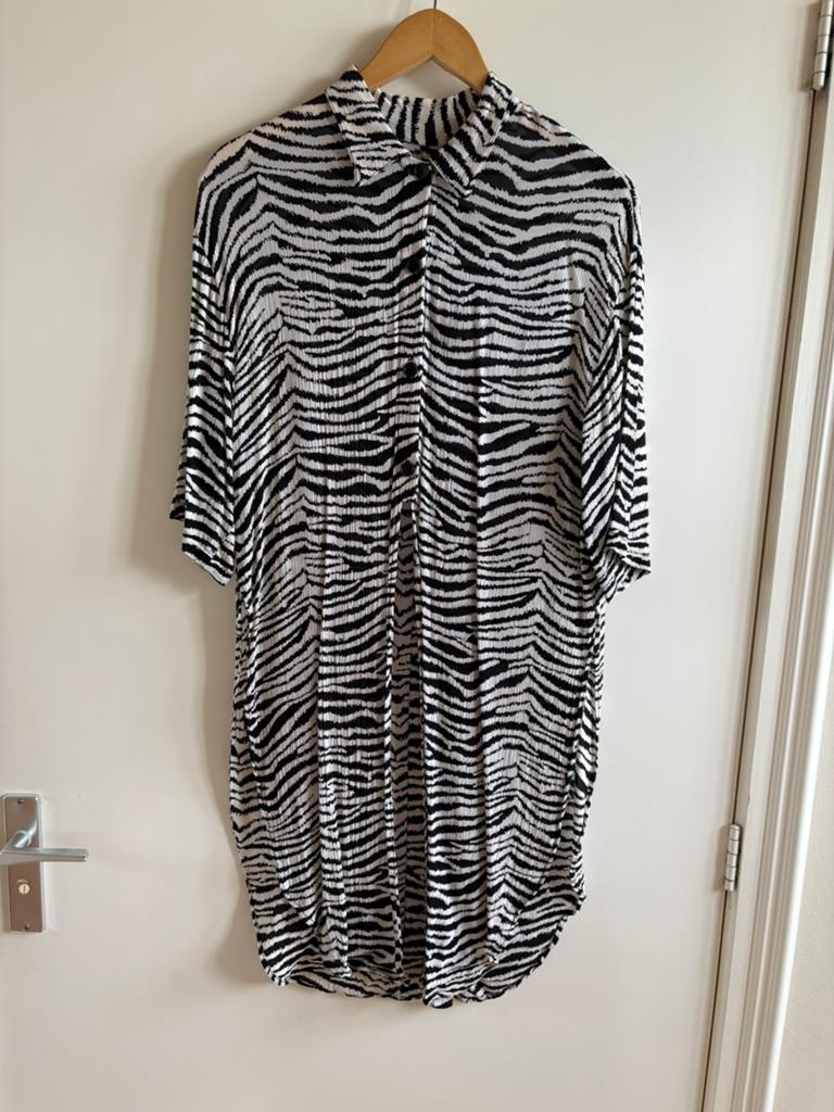 Lange zebra blouse, Kleding | Dames, Blouses en Tunieken, Ophalen of Verzenden, Zo goed als nieuw, Maat 38/40 (M), Zwart
