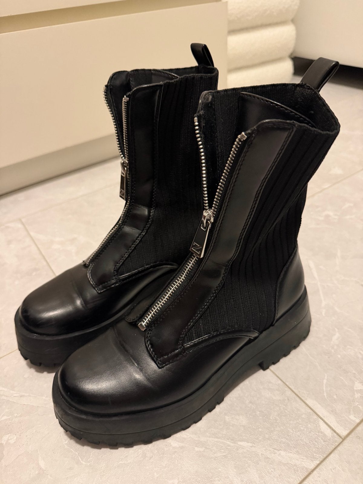 Laarzen zara, Kleding | Dames, Schoenen, Ophalen of Verzenden, Zo goed als nieuw, Zwart, Lage of Enkellaarzen