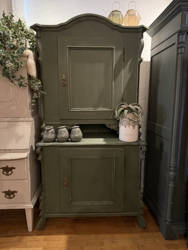 Antiek klein buffet, brocante buffetkast, vintage kast VdlM, Ophalen, 100 tot 150 cm, Oud kastje doorleefde unieke keukenkast olijfgroen groen