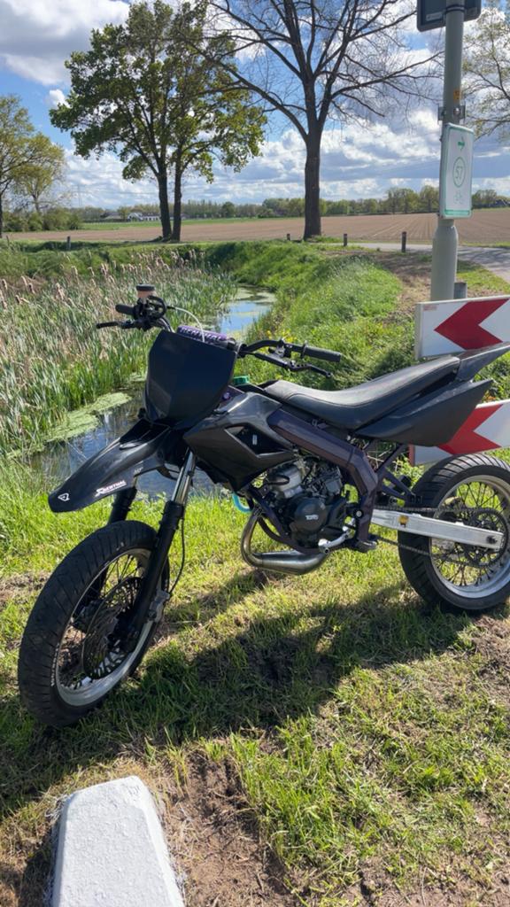 Derbi senda met GPR blok 50cc tnt snel geldig brom kenteken, Fietsen en Brommers, Brommers | Derbi, Zo goed als nieuw, Ophalen