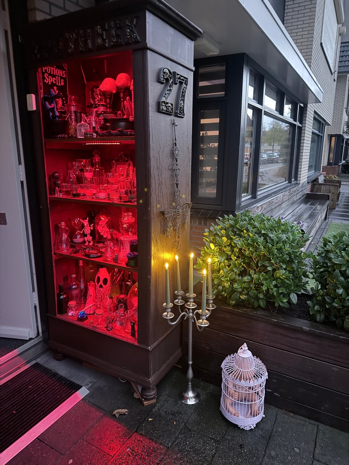 Unieke Halloween Vitrinekast met Rode LED Verlichting, Ophalen