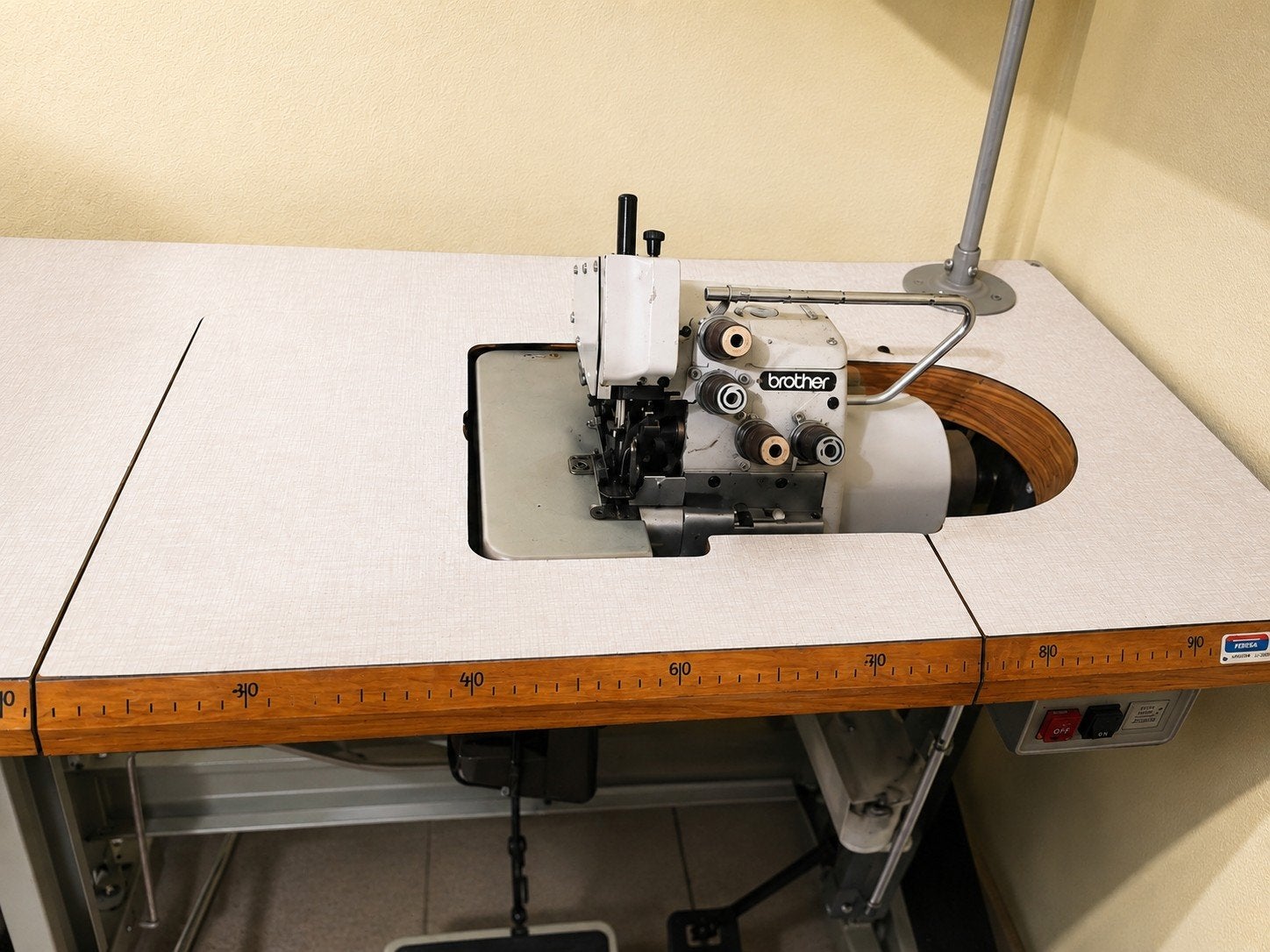 Industriële Brother Lockmachine met Tafel en Motor, Hobby en Vrije tijd, Naaimachines en Toebehoren, Ophalen, Gebruikt, Lockmachine