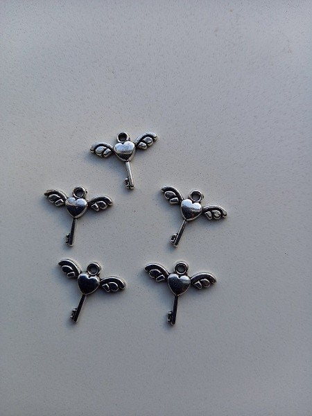 5x Bedeltjes vleugel met hartje, Hobby en Vrije tijd, Kralen en Sieraden maken, Ophalen of Verzenden, Nieuw, Bedel