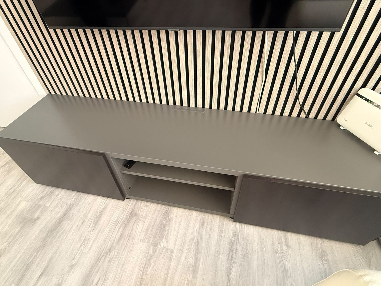 Moderne TV-meubel met opbergruimte, Kunststof, 100 tot 150 cm, Ophalen of Verzenden, Zo goed als nieuw