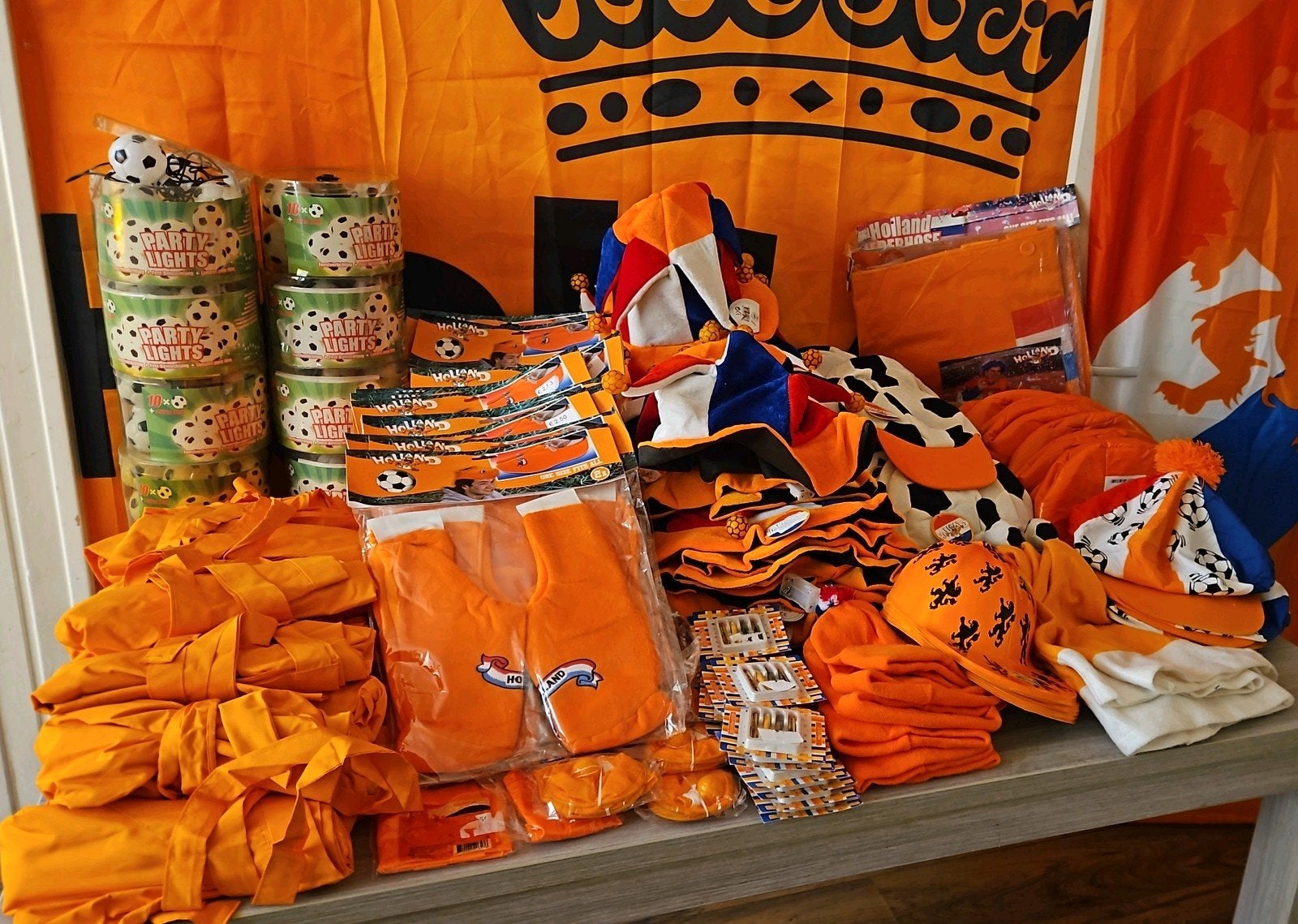 Grote partij Oranje feestartikelen voor EK/WK/Koningsdag, Hobby en Vrije tijd, Feestartikelen, Ophalen of Verzenden, Nieuw, Hoed of Pruik