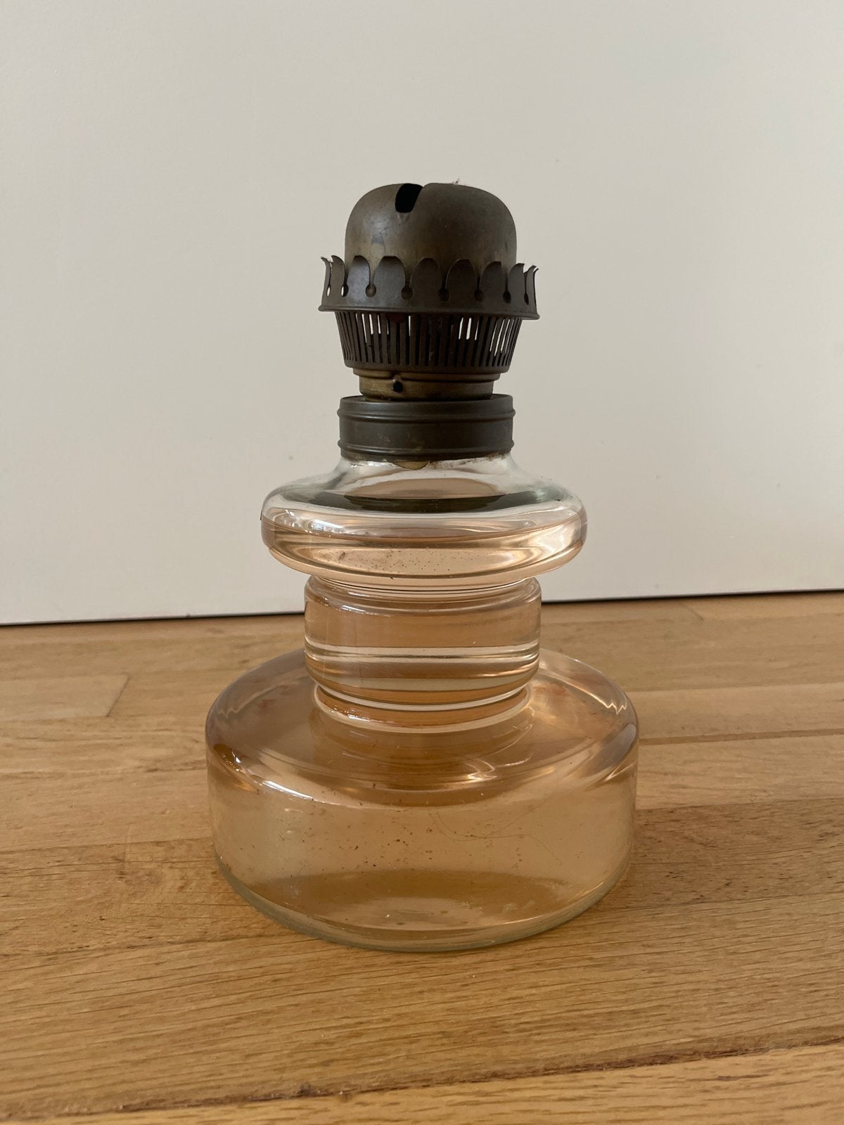 Antieke olielamp - Glazen voet met metalen brander, Ophalen