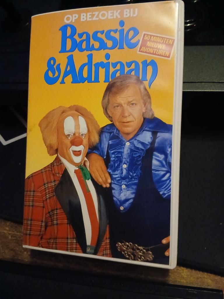 Vhs video op bezoek bij bassie en adriaan