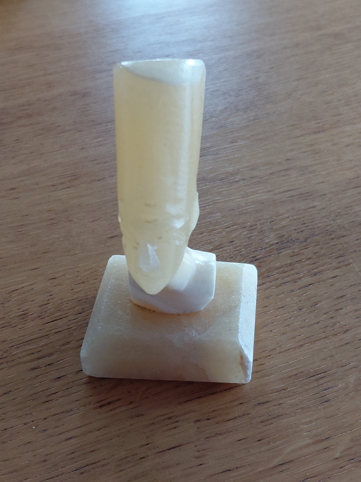 Kleine albasten buste op sokkel uit Egypte, Antiek en Kunst, Ophalen of Verzenden