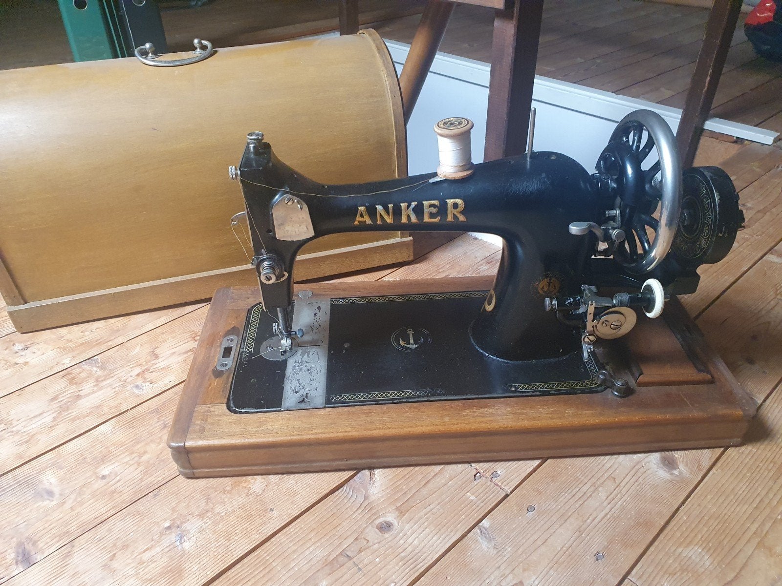 Antieke naaimachine merk Anker, Ophalen