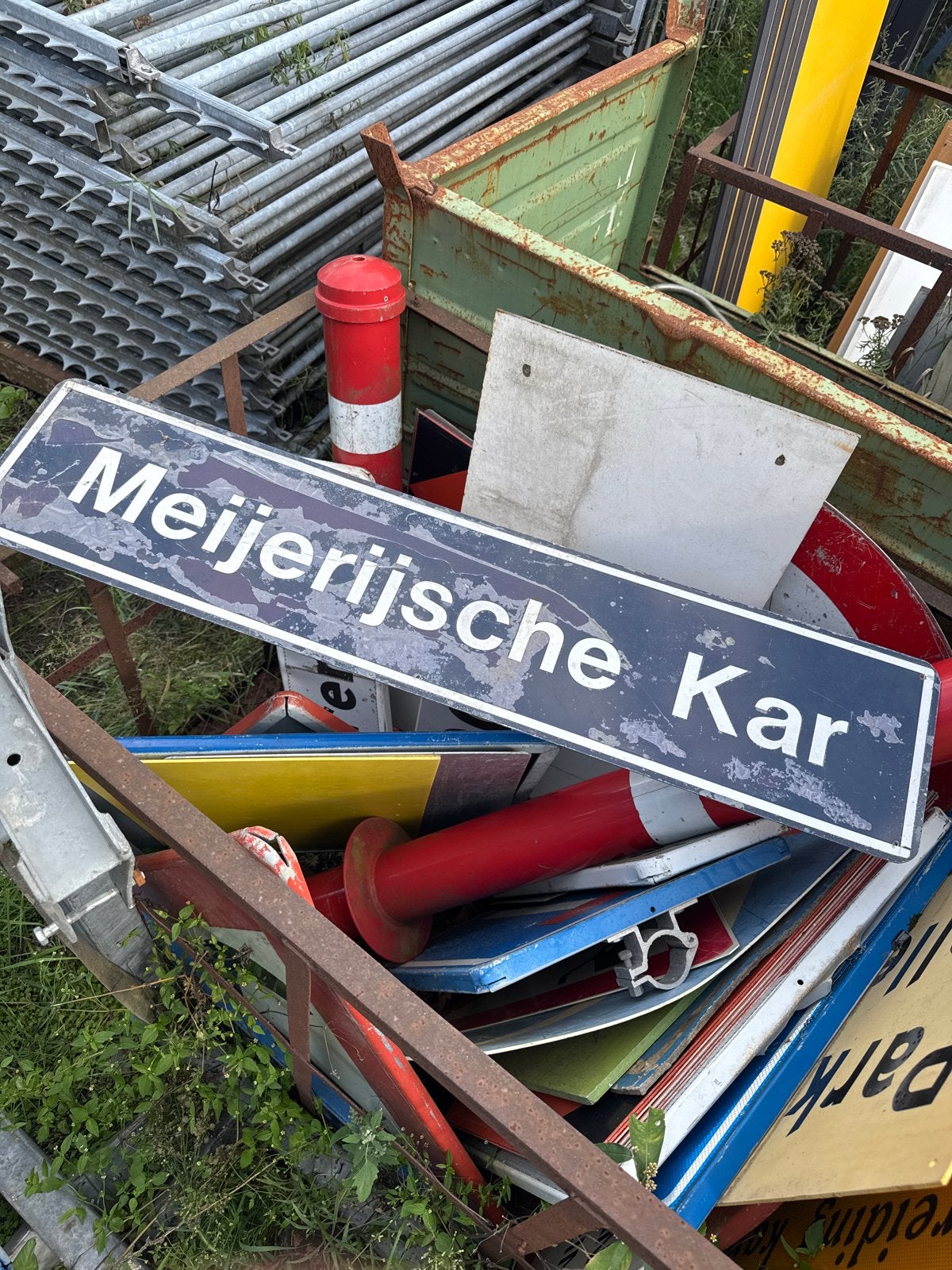 Diverse verkeersborden en aanverwante artikelen, Ophalen