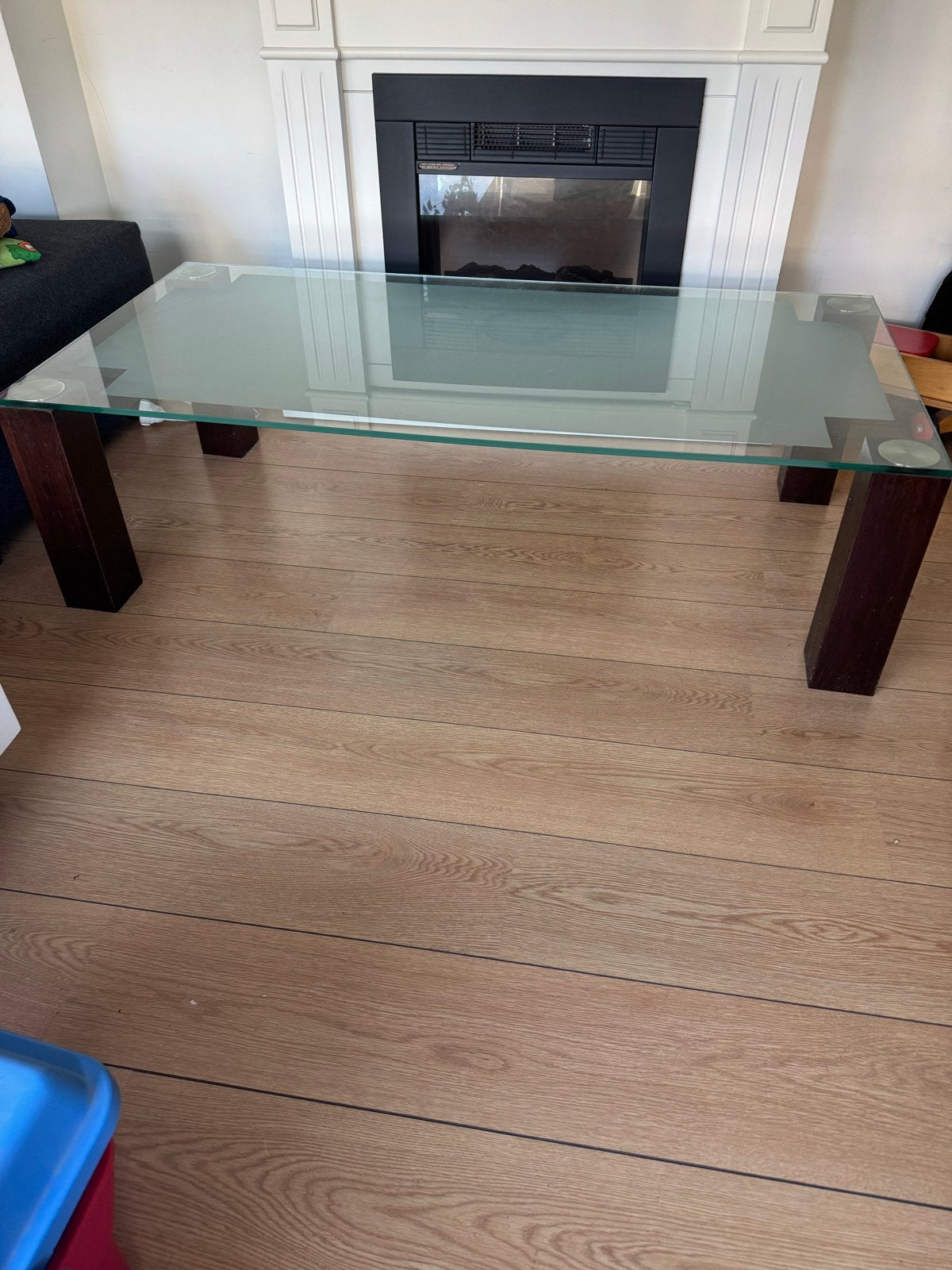 Gratis Glazen salontafel met houten poten, Huis en Inrichting, Gebruikt, 100 tot 150 cm, Glas, 50 tot 100 cm