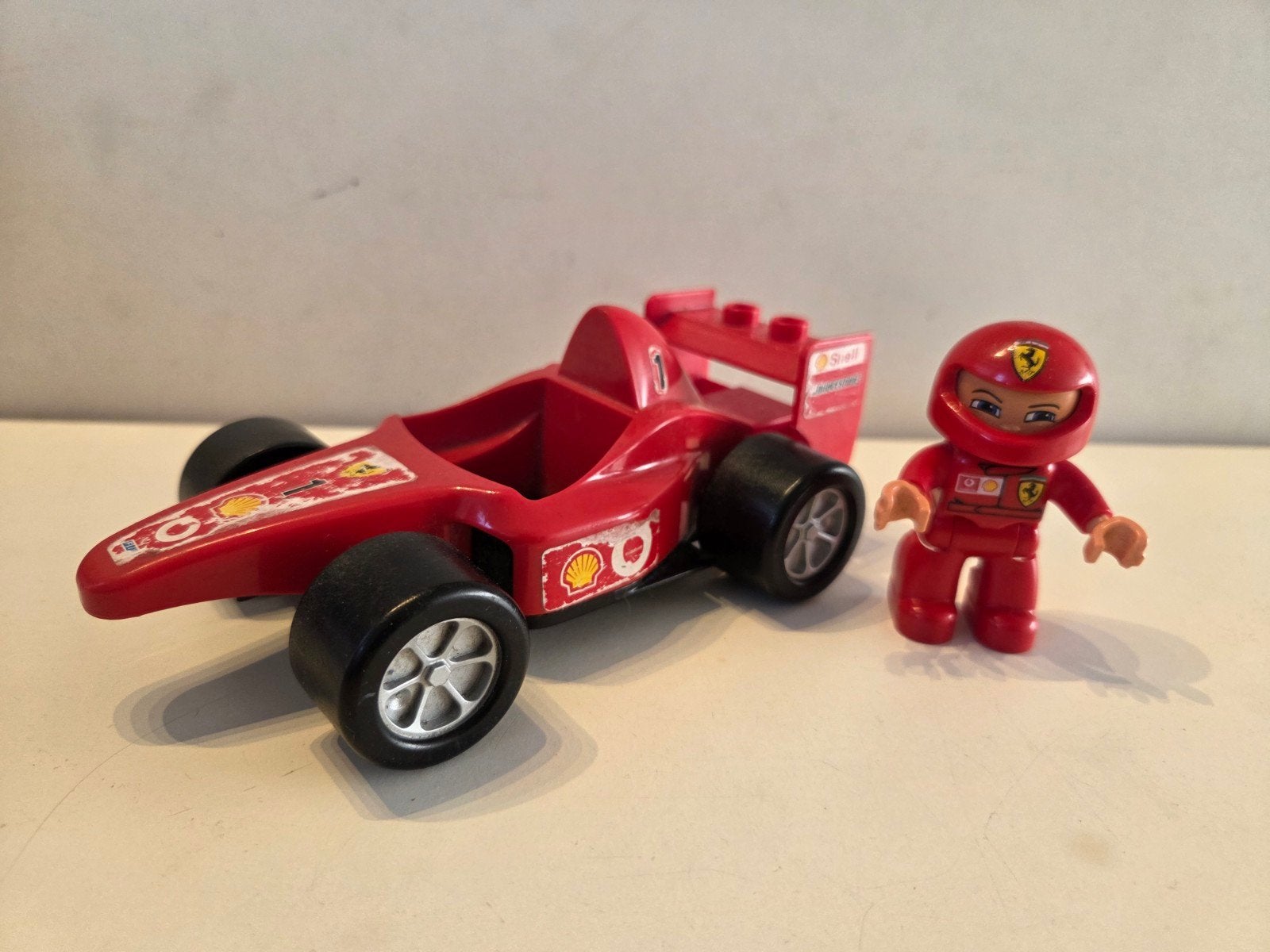 Lego Duplo Ferrari met coureur - stickers beschadigd, Inclusief minifiguren, Gebruikt, Ophalen of Verzenden, Complete set