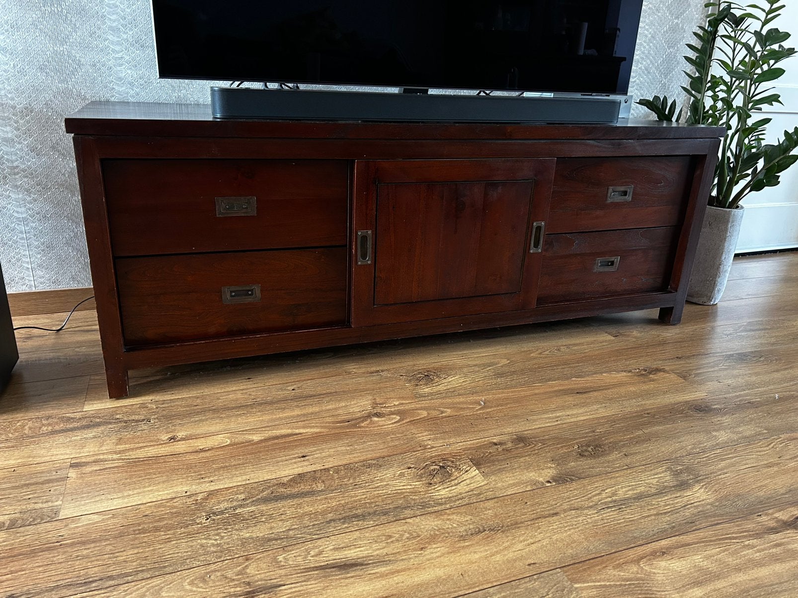 Stevig houten tv-meubel in koloniale stijl veel opbergruimte, Huis en Inrichting, Kasten | Dressoirs, Ophalen, Zo goed als nieuw