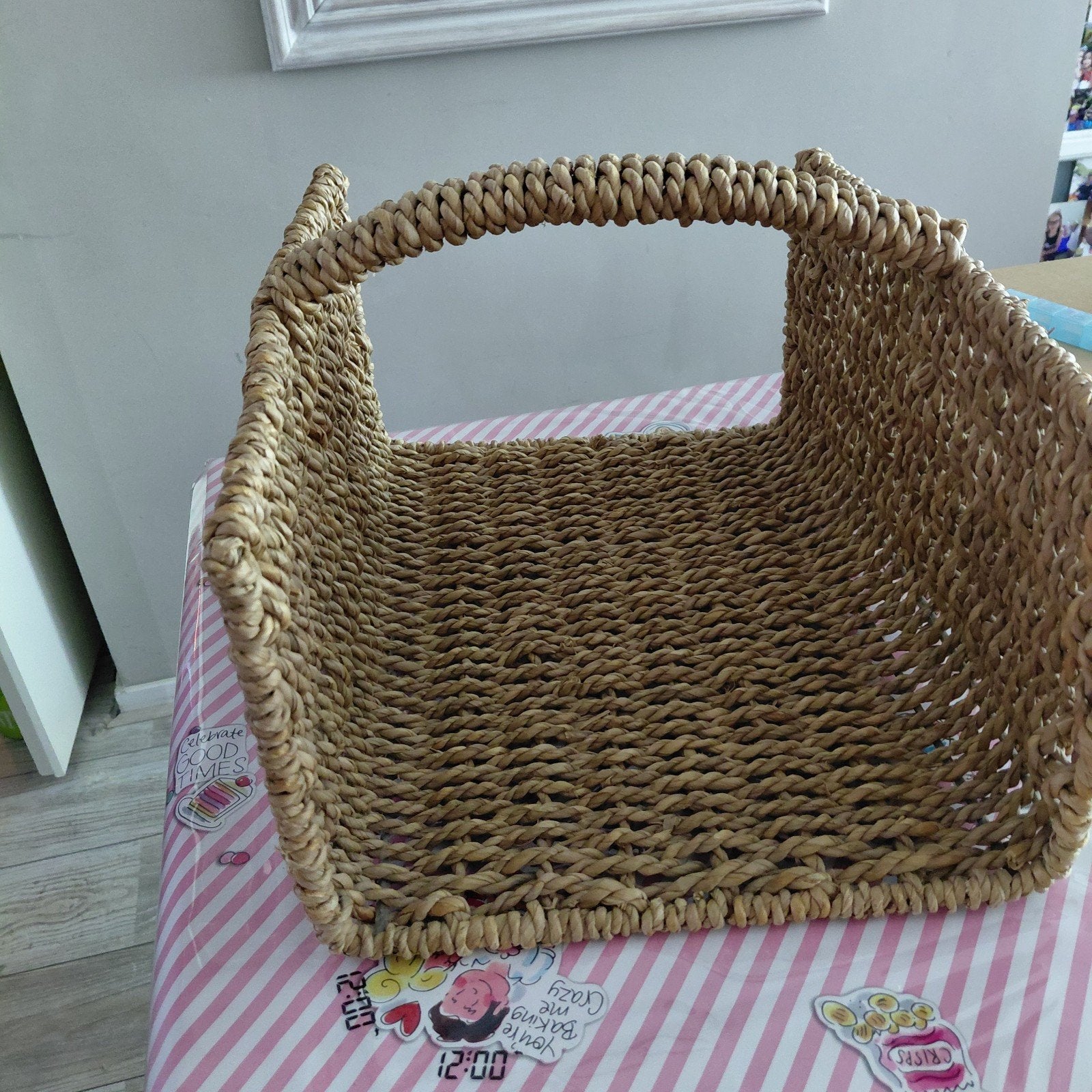 Decoratieve rieten mand met handvat, Ophalen