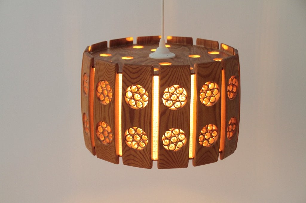 Grenen hanglamp met gerolde rozetten – Zweden, jaren 70, Zo goed als nieuw, Mid-century Modern / Scandinavian Design / Zweeds Modern