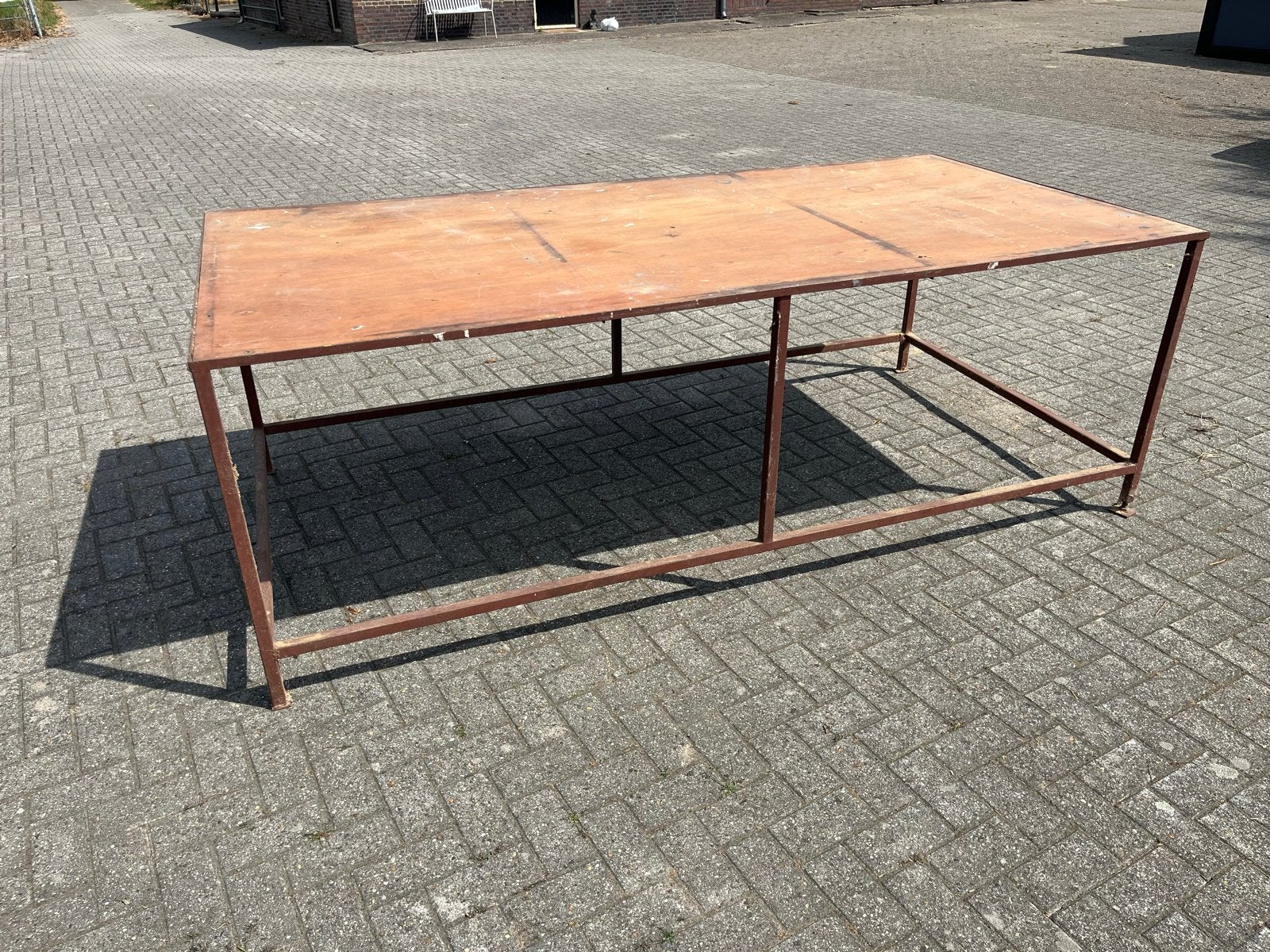 Grote werktafel met metalen onderstel 252 x 123 cm, Ophalen, Gebruikt, 100 tot 150 cm, 200 cm of meer